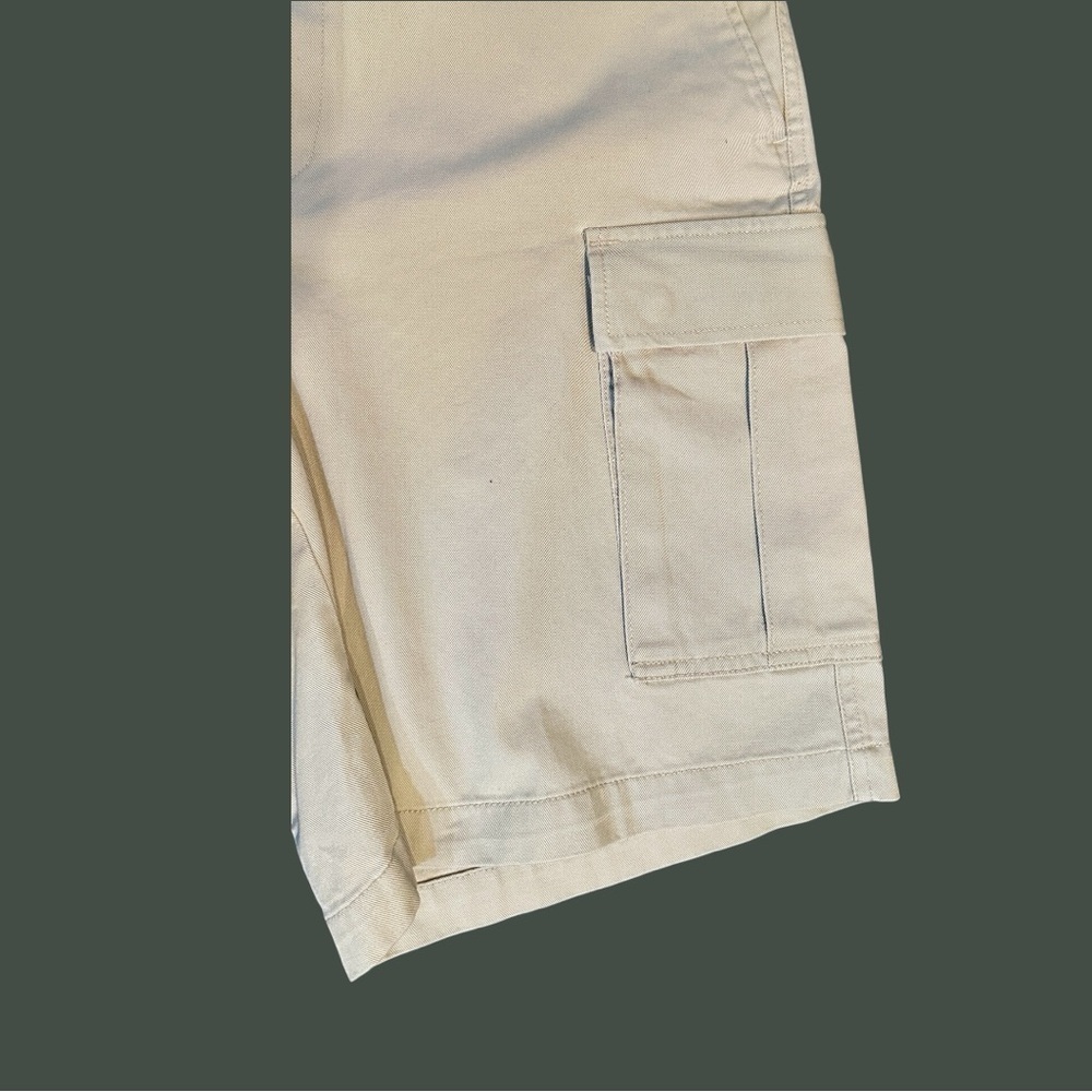 BANANA REPUBLIC, NWOT, MENS, KHAKI, CARGO SHORTS. LONG LENGTH. SIZE 33 - Picture 3 of 6